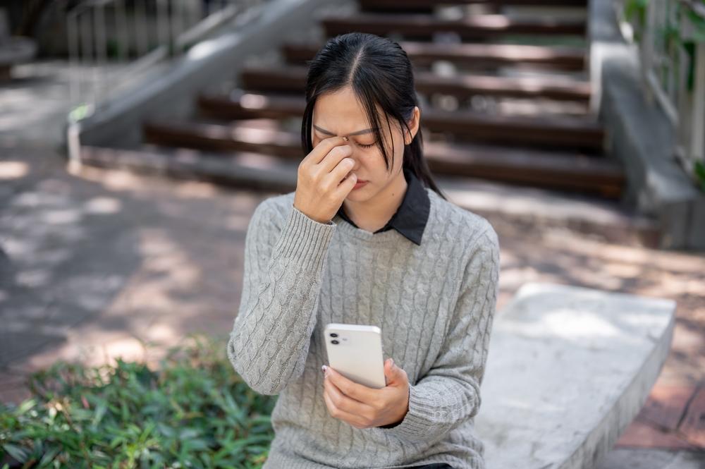 Apakah Main HP Bisa Menyebabkan Sakit Kepala?