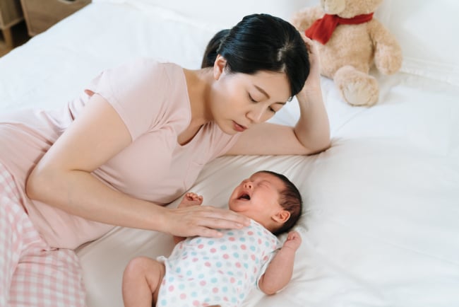 Stranger Anxiety pada Bayi, Bagaimana Cara Mengatasinya?