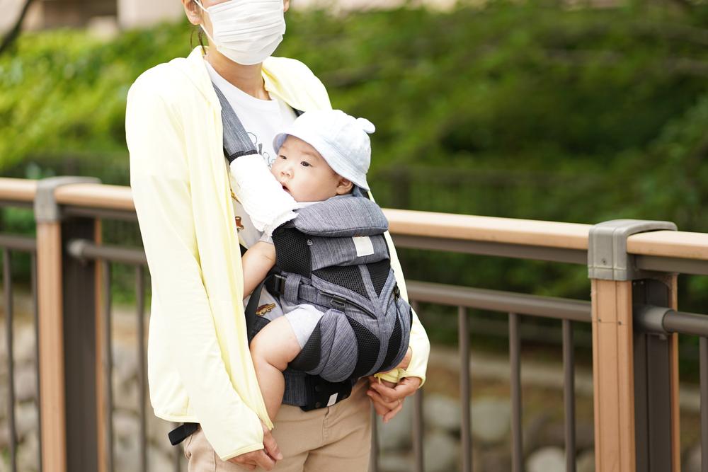 5 Manfaat Gendongan Bayi Depan serta Jenis dan Tips Memilihnya