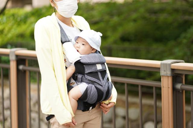 5 Manfaat Gendongan Bayi Depan dan Tips Memilihnya