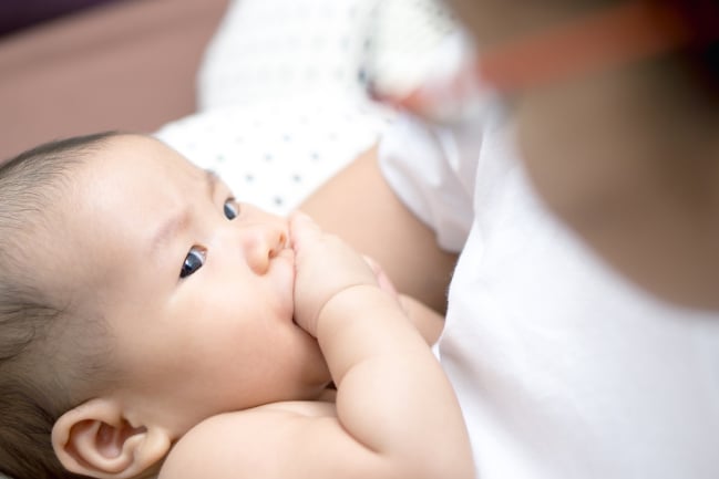 6 Tips Menyusui dengan Nyaman Saat Bayi Tumbuh Gigi