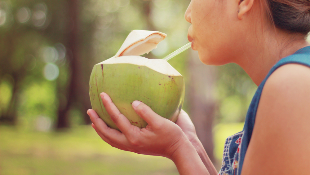 Amankah Minum Air Kelapa setelah Minum Obat?