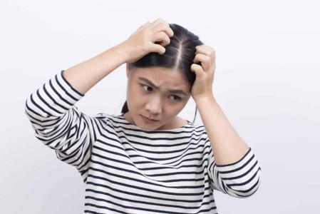 Sama-Sama Bikin Gatal, Ini Perbedaan Kutu dan Ketombe