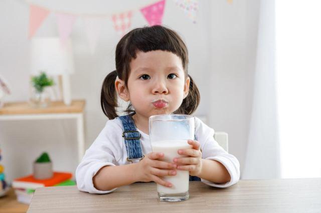 mengenalkan-anak-minum-susu-sapi