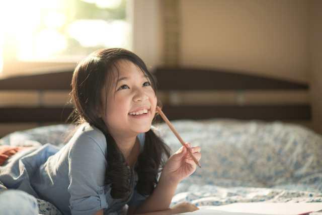 8 Ciri-Ciri Masa Kanak-Kanak bagi Anak Perempuan dan Tipsnya