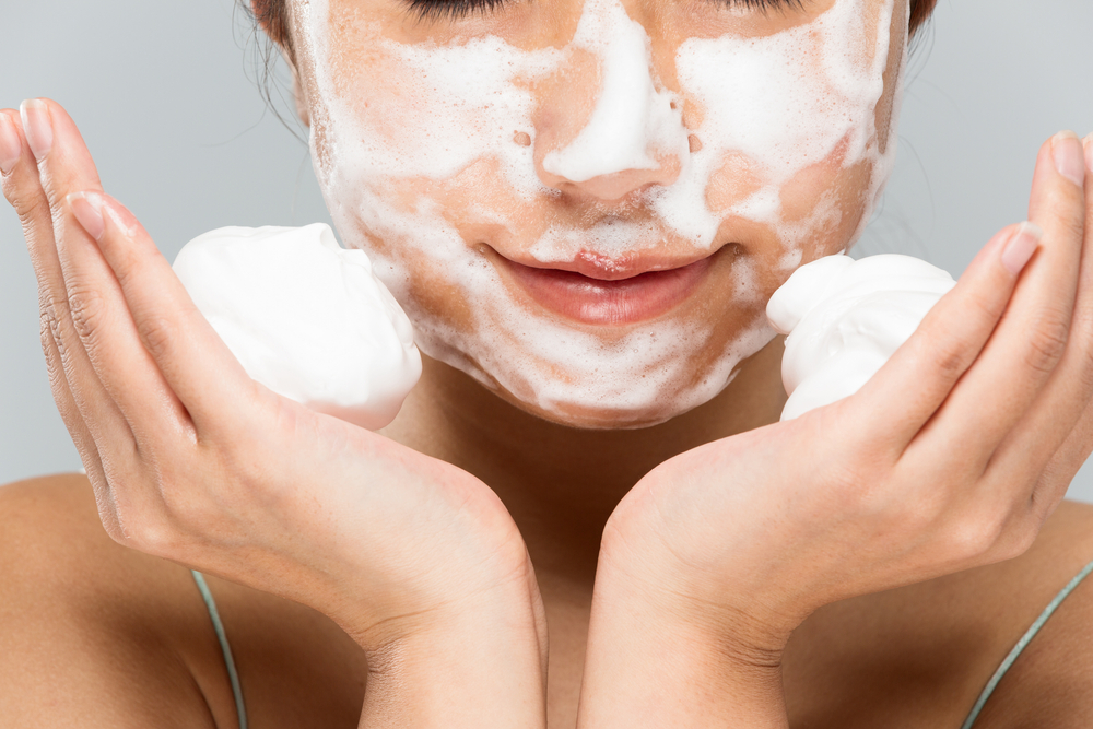 9 Rekomendasi Facial Wash yang Nyaman untuk Kulit Kering