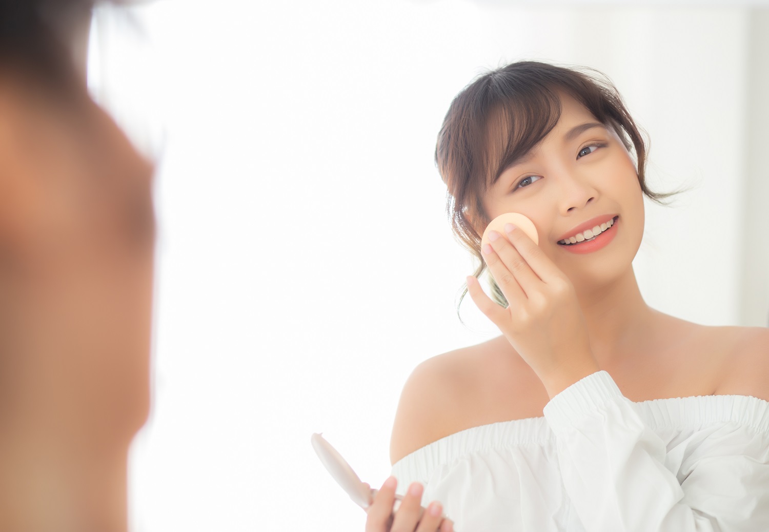 10 Bedak Padat yang Bagus dan Tahan Lama, Cocok untuk Daily Makeup!