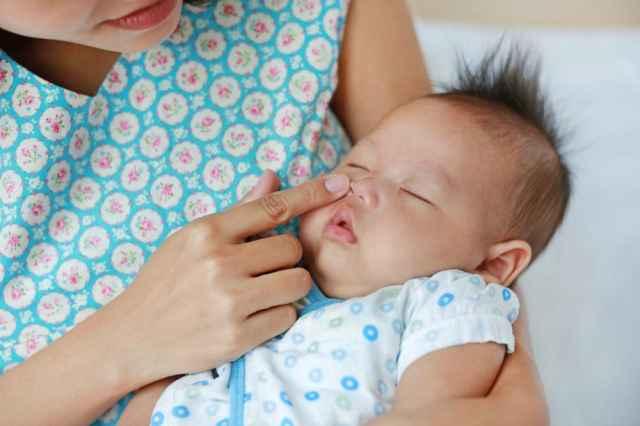 cara-membersihkan-hidung-bayi