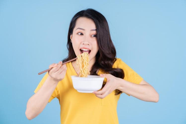 12 Rekomendasi Merek Mie Instan Terenak - Hello Sehat