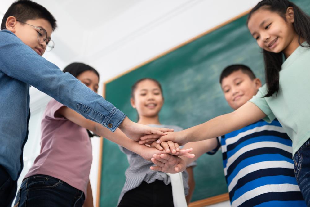7 Manfaat Sikap Gotong Royong dan Cara Mengajarkannya pada Anak