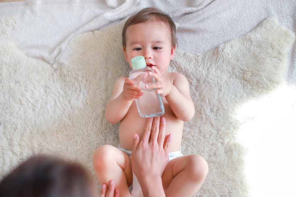 10 Rekomendasi Baby Oil Terbaik untuk Bayi