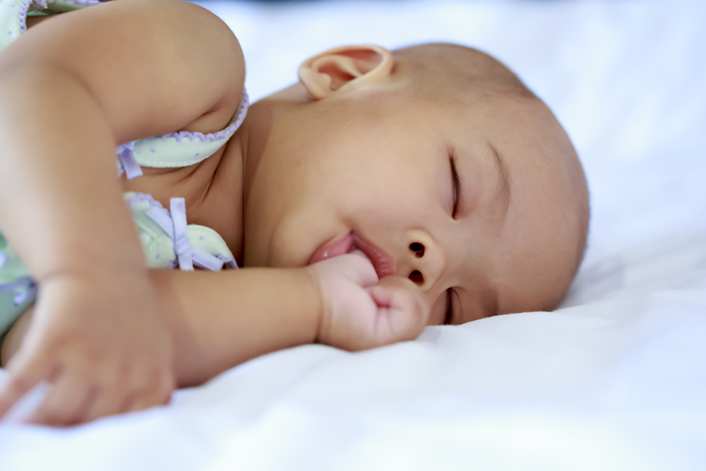 Bayi Suka Isap Jempol? Ketahui Efeknya untuk Kesehatan
