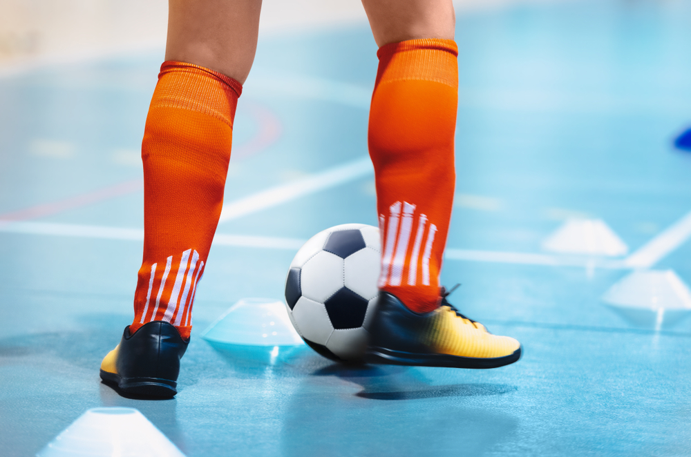 10 Sepatu Futsal Terbaik Sesuai Teknik dan Gaya Permainan