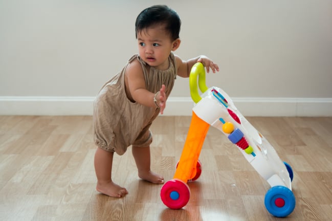 10 Rekomendasi Push Walker untuk Bayi Belajar Berjalan