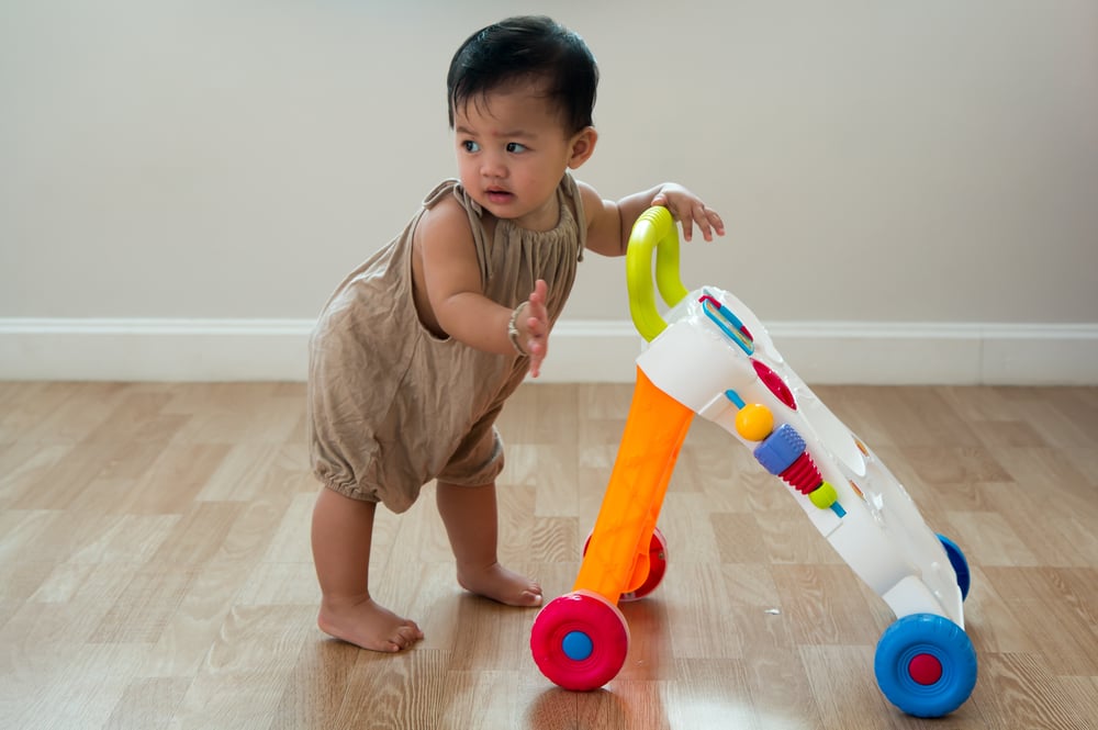 Bantu Bayi Belajar Berjalan, Ini 10 Rekomendasi Push Walker Terbaik