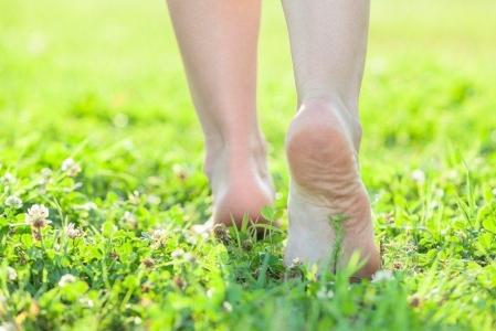 5 Manfaat Berjalan Tanpa Alas Kaki, Risiko, dan Tips Melakukannya
