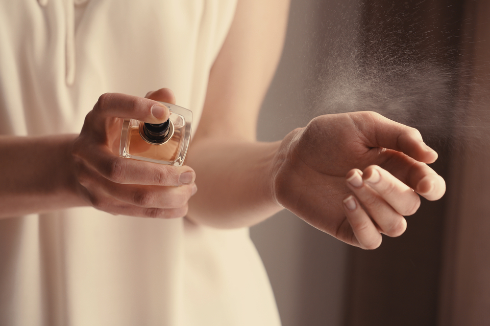 Jangan Digosok, Ini 7 Cara Memakai Parfum agar Wangi Tahan Lama