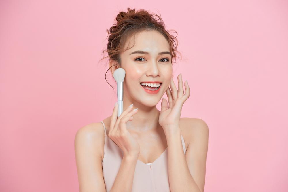 10 Blush On yang Bagus dan Tahan Lama Bikin Pipi Merona
