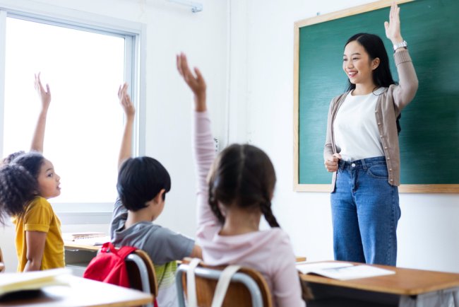 11 Cara Menghormati Guru di Sekolah, Wajib Dilakukan Siswa