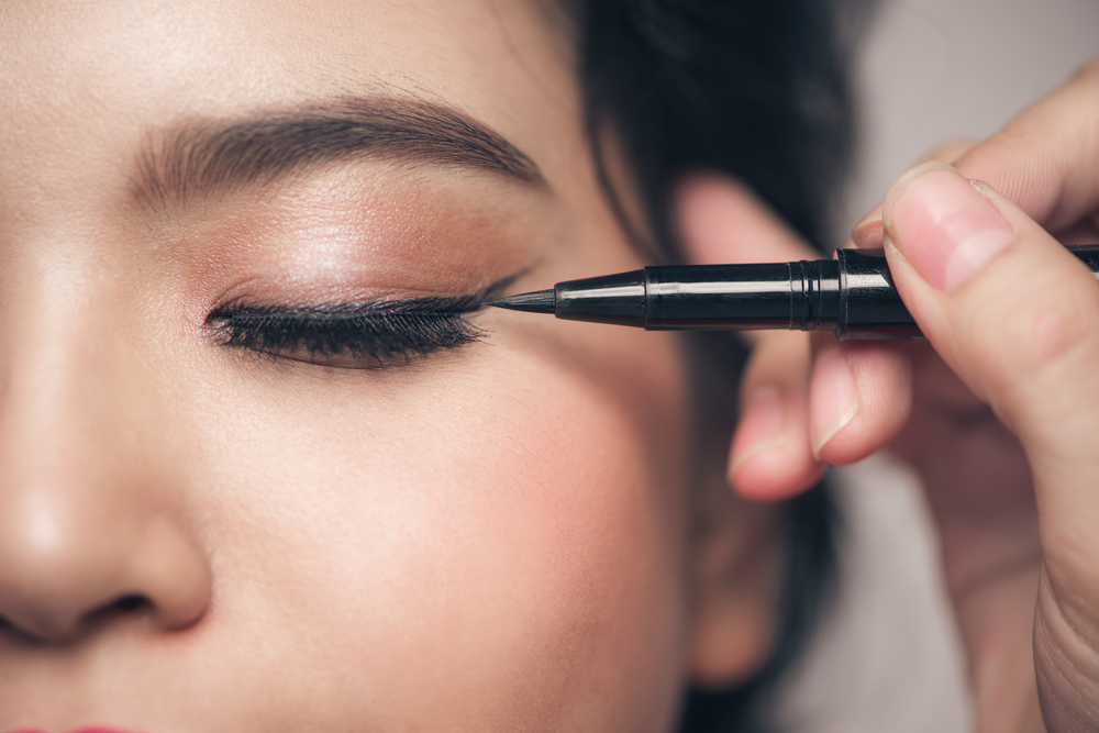 10 Rekomendasi Merk Eyeliner yang Bagus dan Tahan Lama
