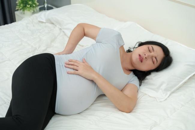 7 Cara Aman Mengatasi Tulang Ekor Sakit Saat Hamil