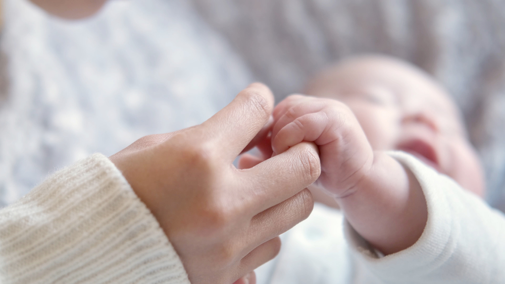 Tangan dan Kaki Bayi Terasa Dingin, Perlukah Ortu Khawatir?