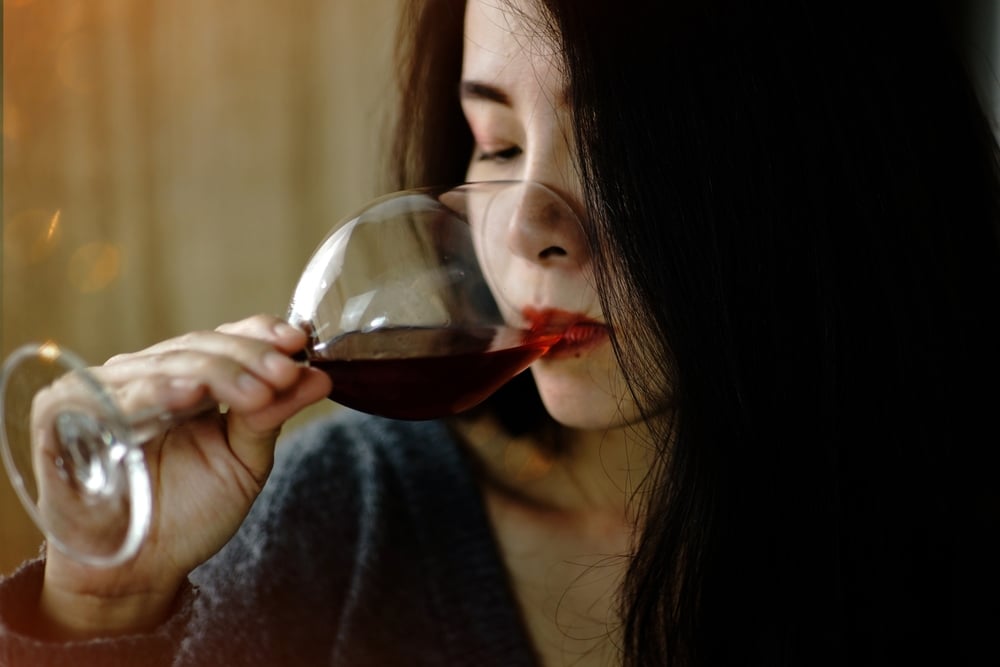 5 Efek Buruk Minum Alkohol pada Kesehatan Kulit Wajah