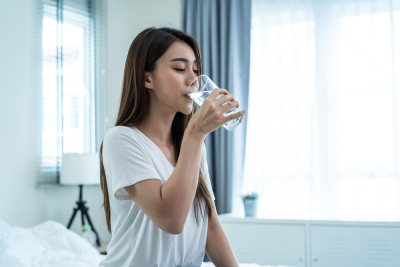 manfaat minum air putih saat perut kosong