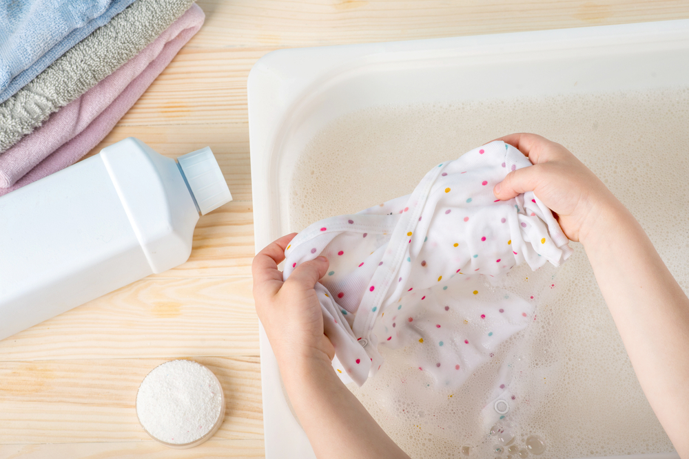 8 Rekomendasi Deterjen yang Bagus dan Aman untuk Mencuci Baju Bayi