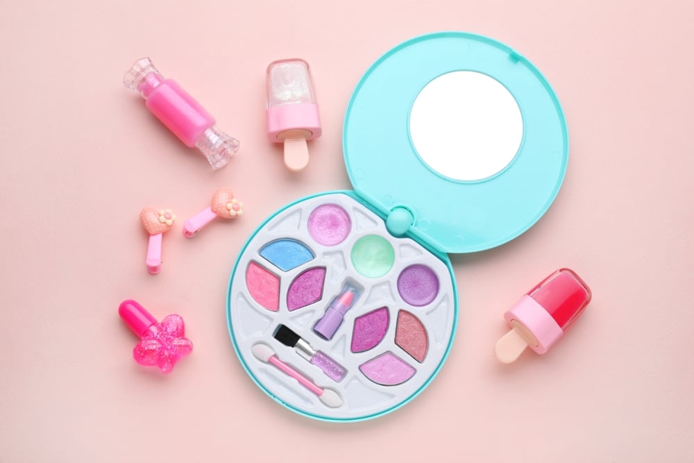 10 Rekomendasi Make Up untuk Anak Kecil yang Aman