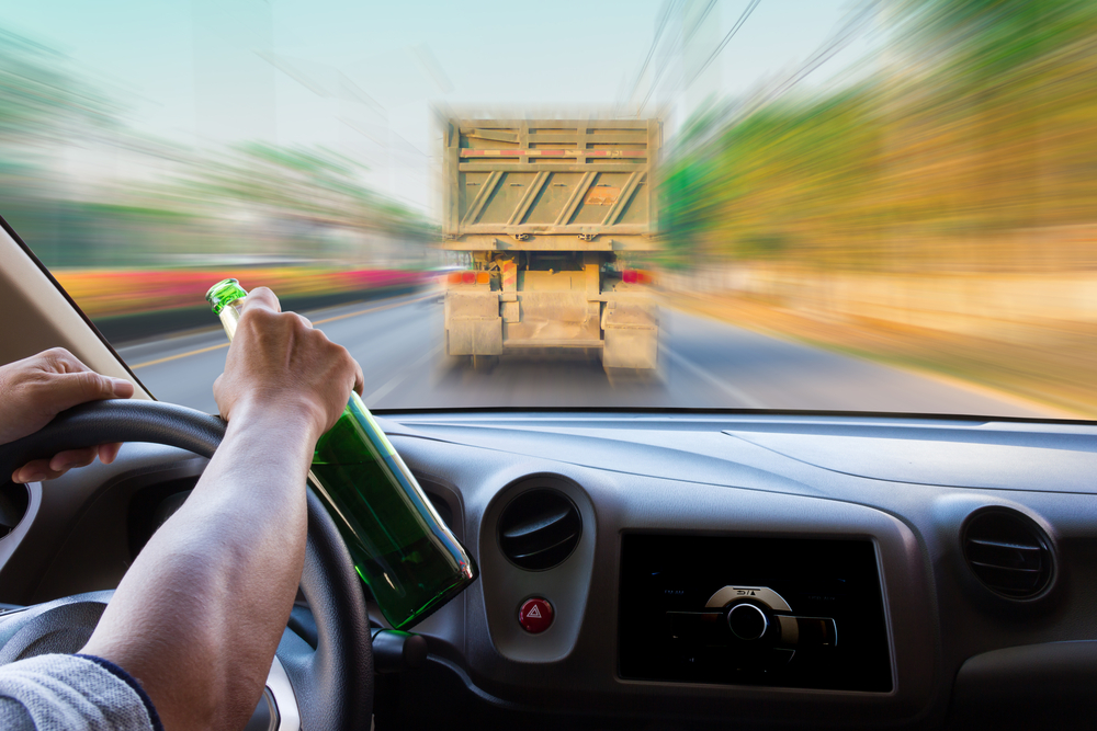 bahaya minum alkohol saat menyetir