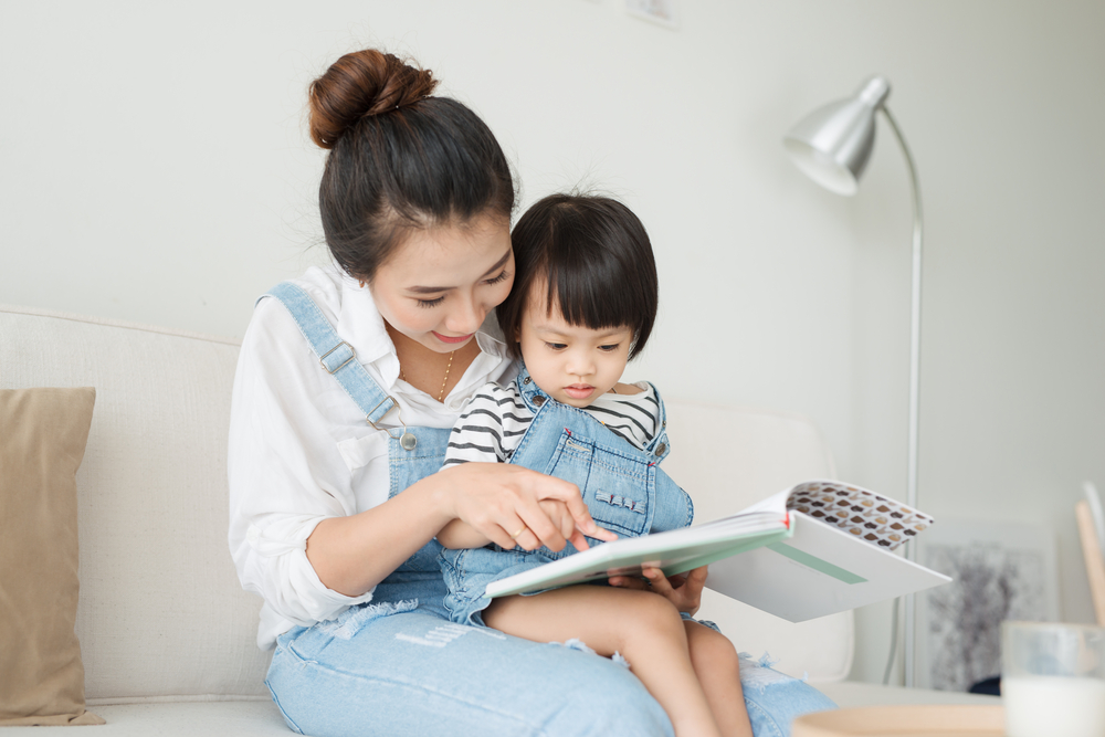 10 Rekomendasi Buku Cerita Anak yang Menarik Sesuai Usia si Kecil