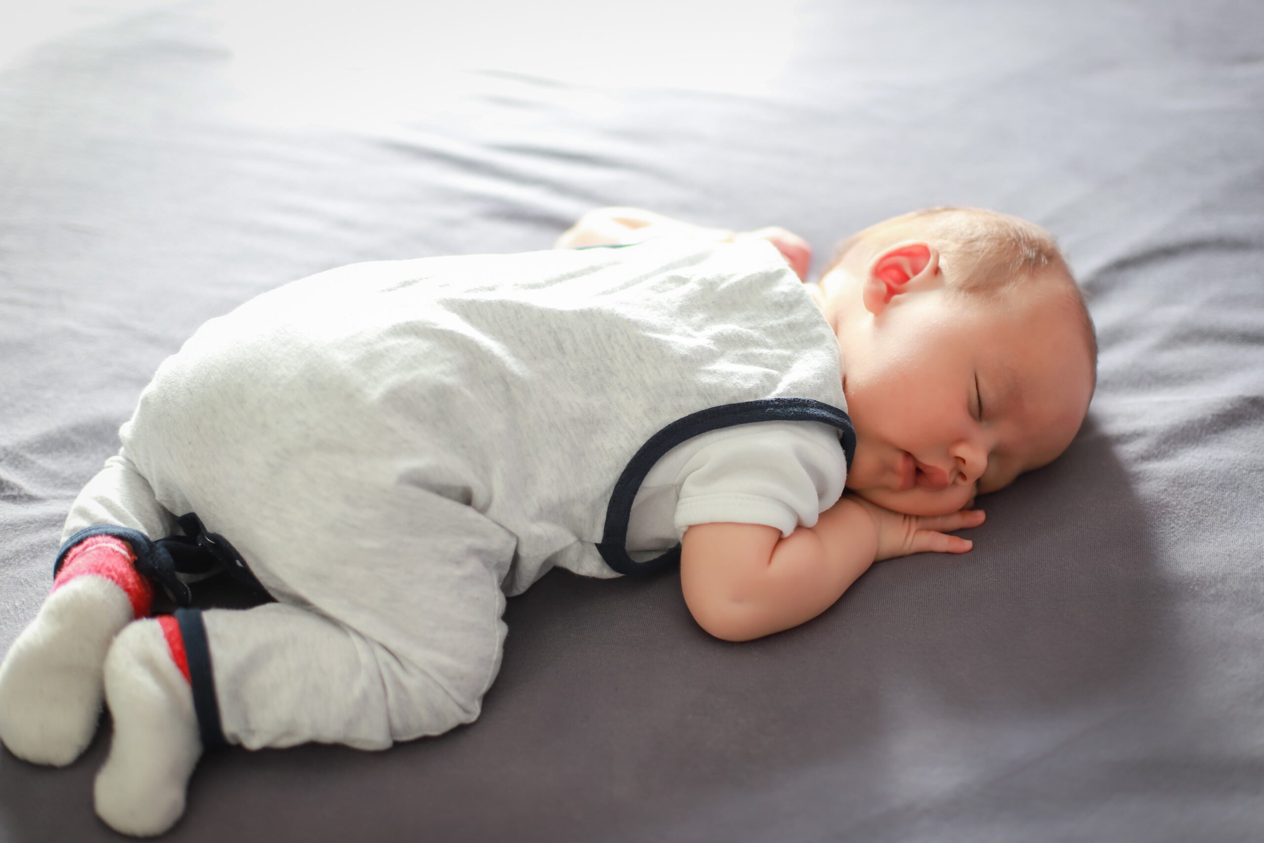 Bahaya Bayi Tidur Tengkurap, Kapan Mulai Diperbolehkan?