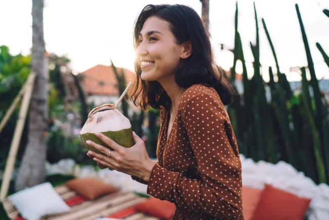 5 Manfaat Minum Air Kelapa Saat Haid, Termasuk Atasi Nyeri