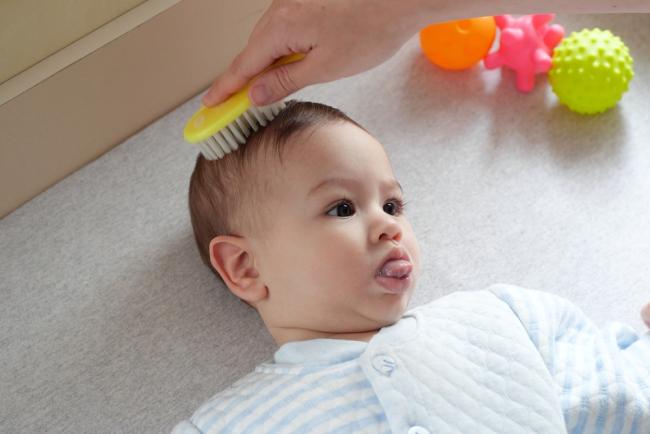11 Cara Alami Melebatkan Rambut Bayi, Cukup Lakukan di Rumah