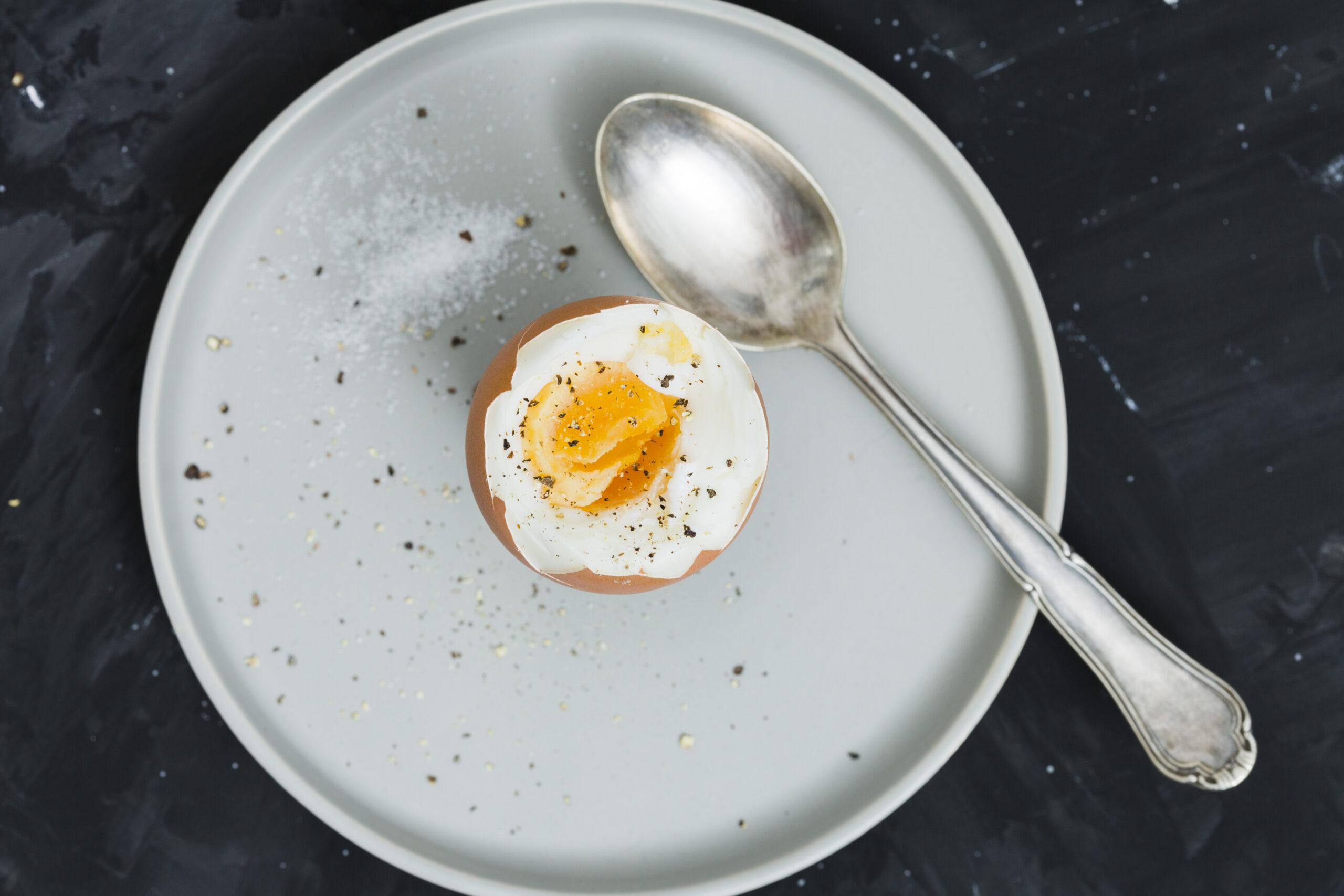 Ketahui Manfaat dan Risiko Makan Telur Setengah Matang