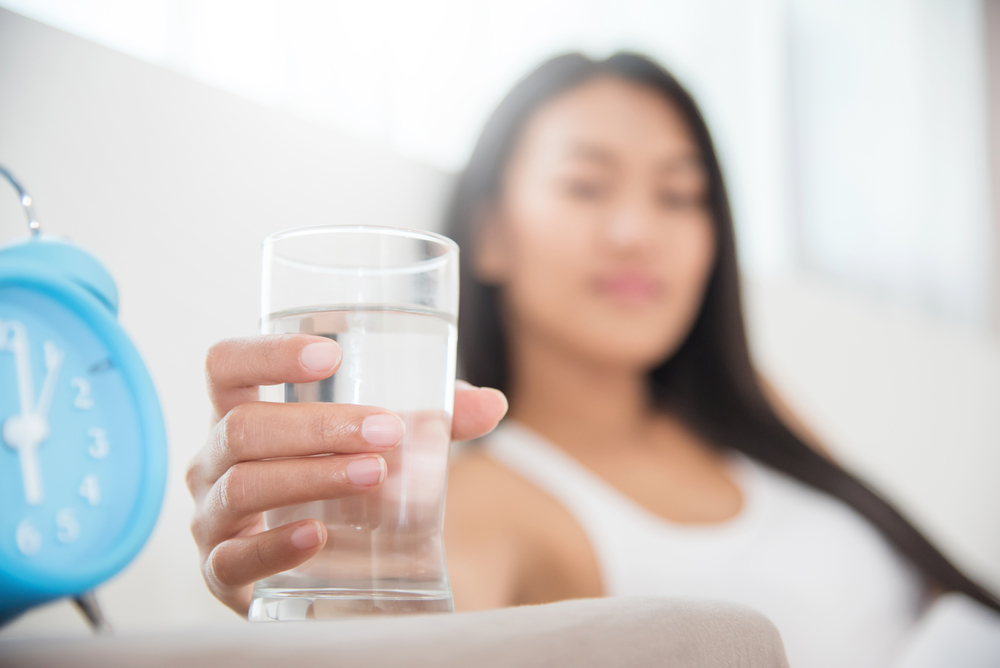 Perlukah Minum Air Putih Setelah Bangun Tidur? Ini Manfaat dan Tipsnya