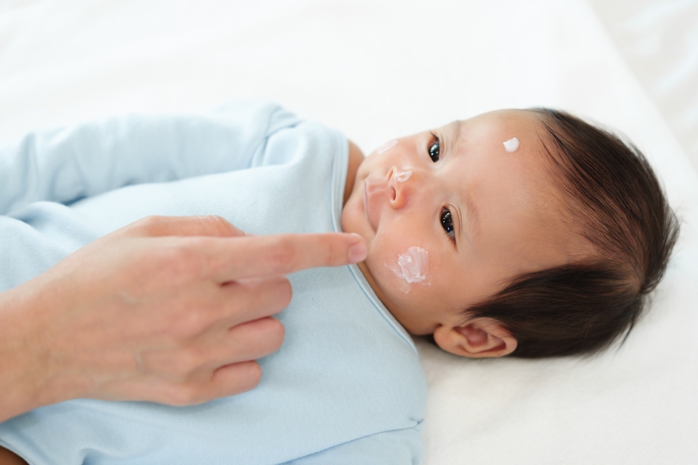 10 Rekomendasi Cream Wajah yang Aman untuk Bayi
