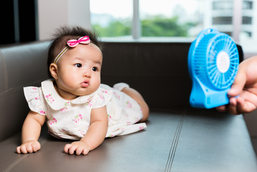 5 Bahaya Kipas Angin untuk Bayi, Apakah Lebih Aman Pakai AC?