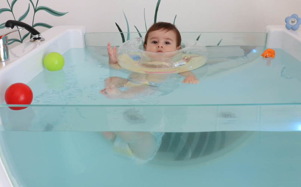 8 Rekomendasi Pelampung Bayi yang Aman untuk Berenang