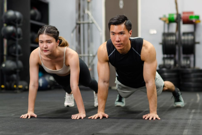 Laki-laki dan perempuan olahraga circuit training di gym