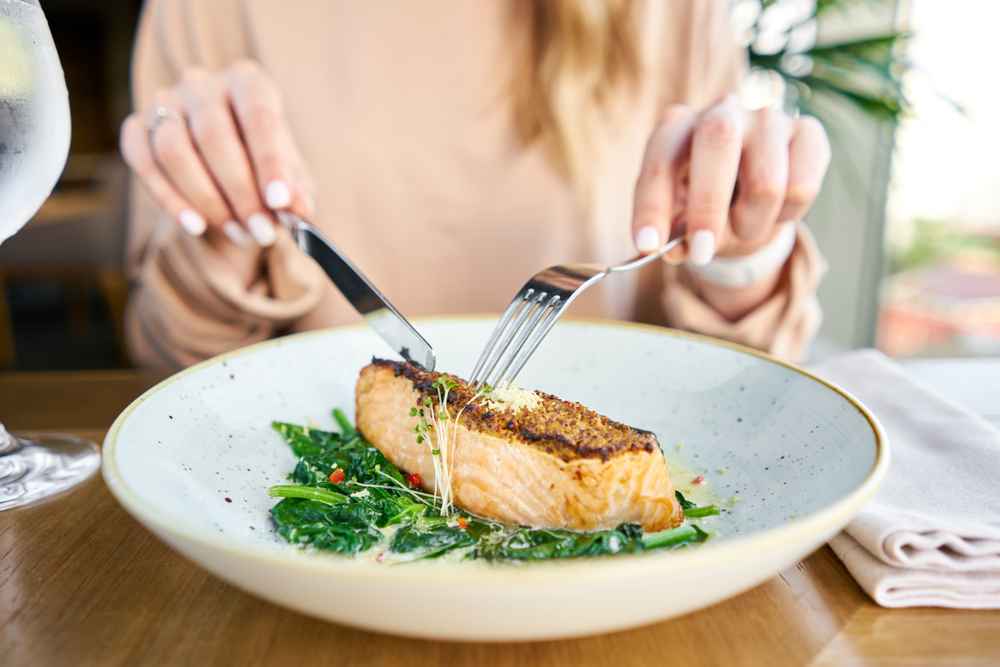 7 Manfaat Ikan Salmon untuk Ibu Hamil dan Aturan Makannya