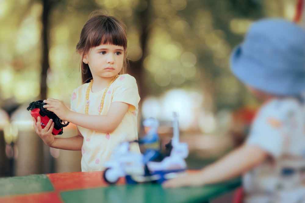 7 Penyebab Anak Tidak Mau Berbagi Mainan dan Cara Mengatasinya