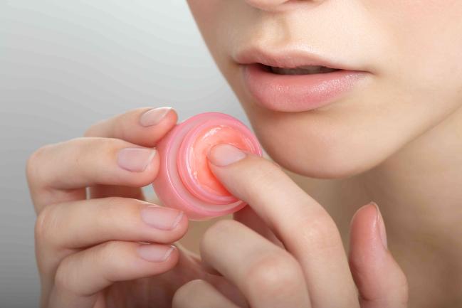 5 Cara Pakai Lip Scrub agar Bibir Selalu Lembap dan Sehat