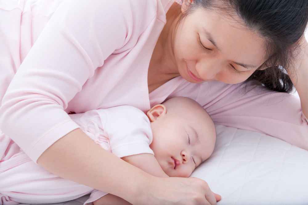 10 Cara Membangunkan Bayi yang Tidur Terus untuk Menyusu