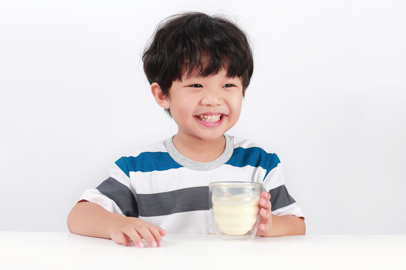 Perbedaan Susu Pertumbuhan dan UHT, Mana Pilihan Tepat untuk si Kecil?