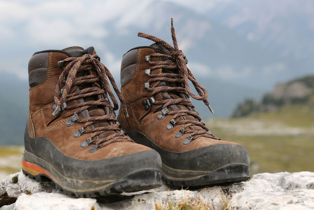 10 Rekomendasi Sepatu Gunung Terbaik dan Tahan Banting