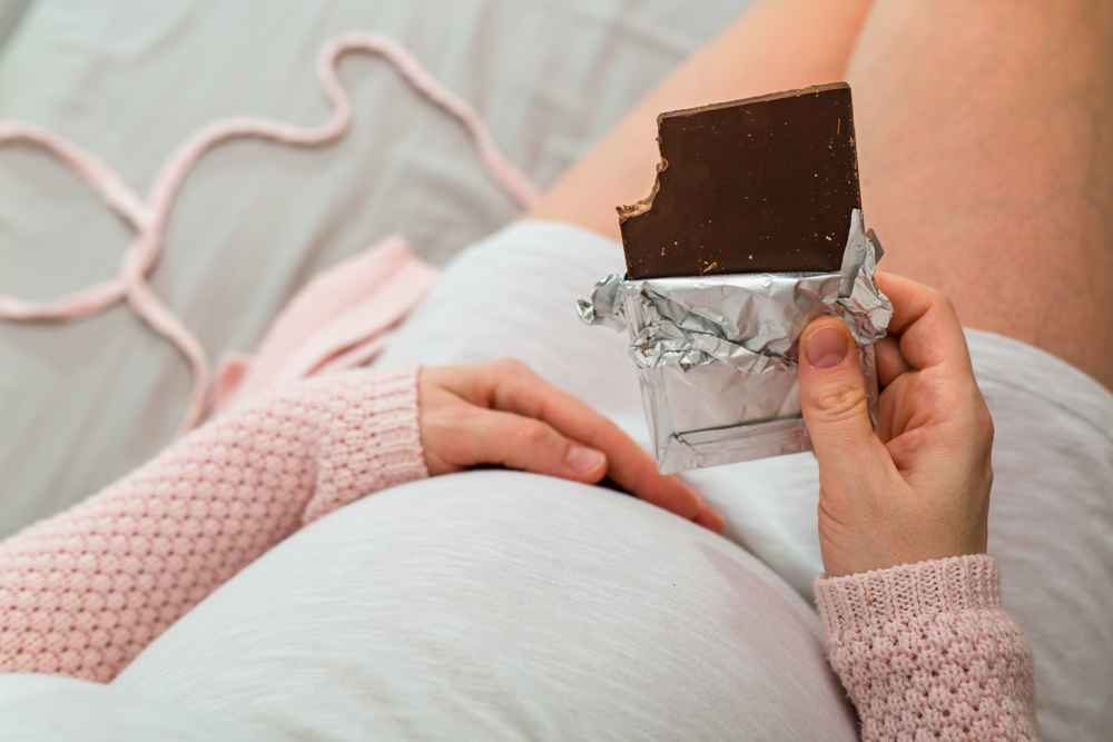 ibu hamil makan cokelat
