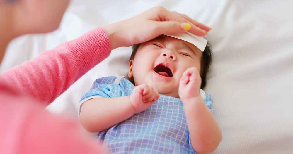 Belum Tentu Demam, Ini 10 Penyebab Kepala Bayi Terasa Panas