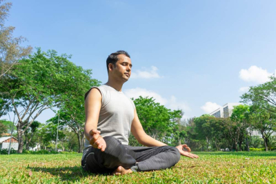 Laki-laki yoga di taman untuk rest day